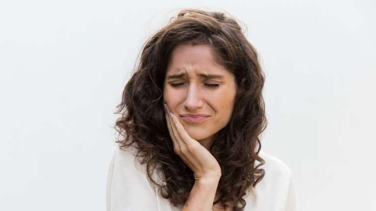 A woman with a dental Emergency in Elk Grove Village, IL